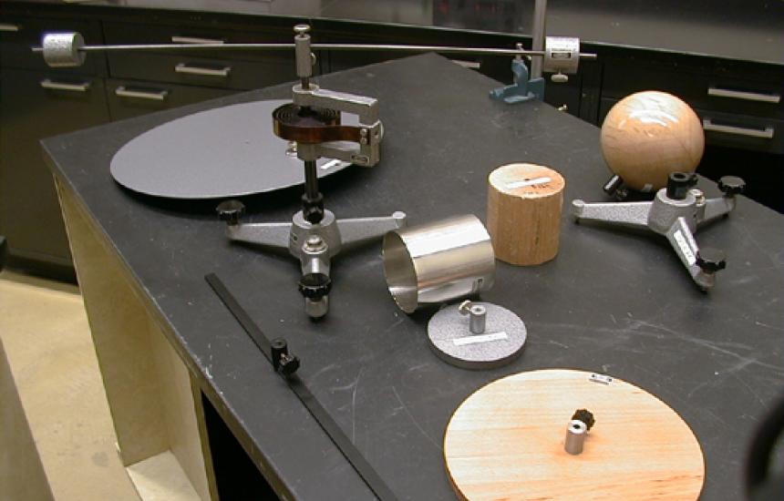 Many objects can be mounted on the torsion pendulum.