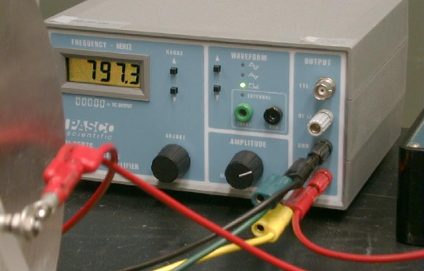 The function generator is set to a square wave of 797.3 Hz. The negative side of